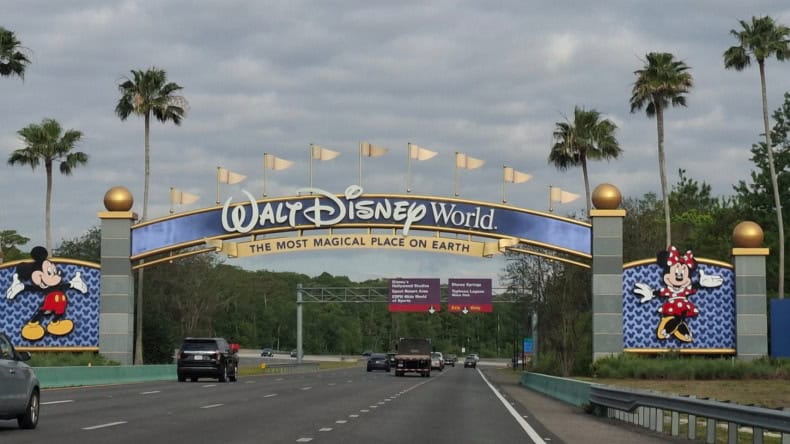 Blick auf die Einfahrt ins Disney World Resort