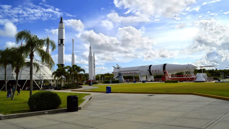 Blick auf den Raketengarten des Kennedy Space Centers, Florida