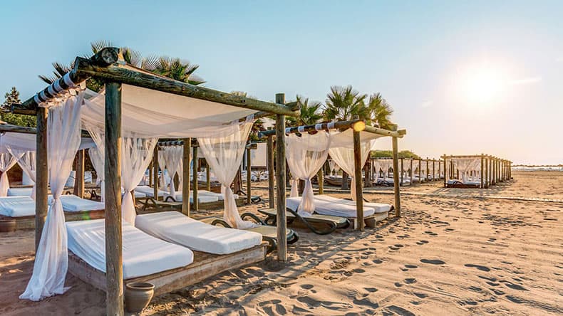 Balinesische Betten am Strand vom TUI MAGIC LIFE Sarigerme