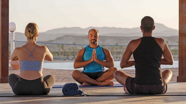 Menschen beim Yoga im TUI BLUE Samaya