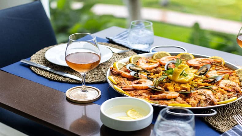 Gedeckter Tisch mit Paella