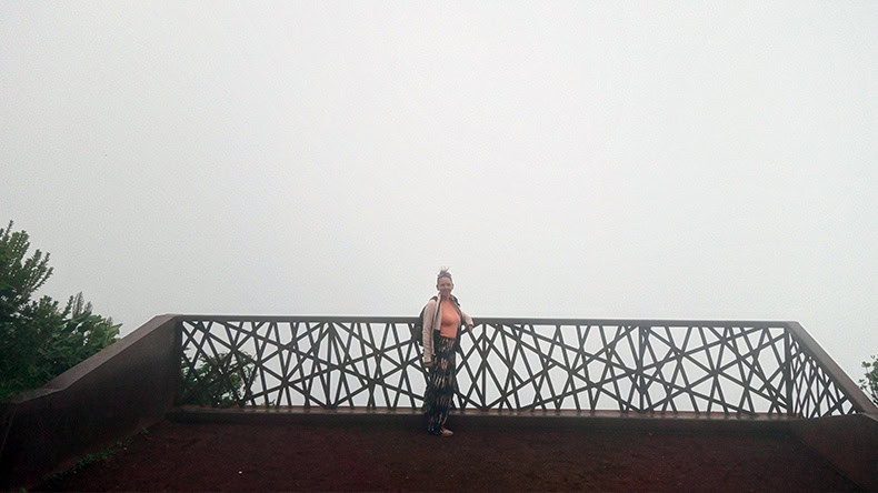 TUI Bloggerin Lydia am stark vernebelten Aussichtspunkt am Lagoa do Fogo
