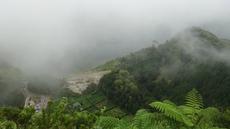 Der stark vernebelte Aussichtspunkt in Furnas