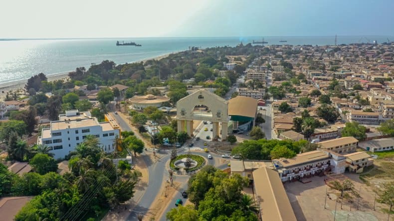 Blick von oben auf Gambias Hauptstadt Banjul, den Strand und das Meer, Gambia, Westafrika