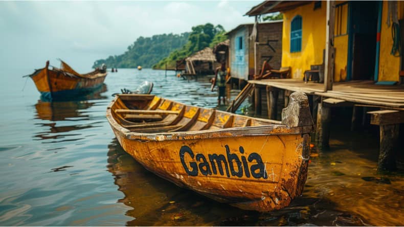 Blick auf bunte Häuser und Boote am Ufer des Flusses Gambia, Gambia, Westafrika