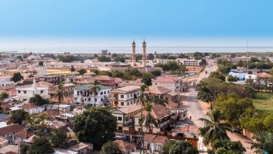 Blick auf Häuser, Türme, das Meer von Banjulu, Gambia