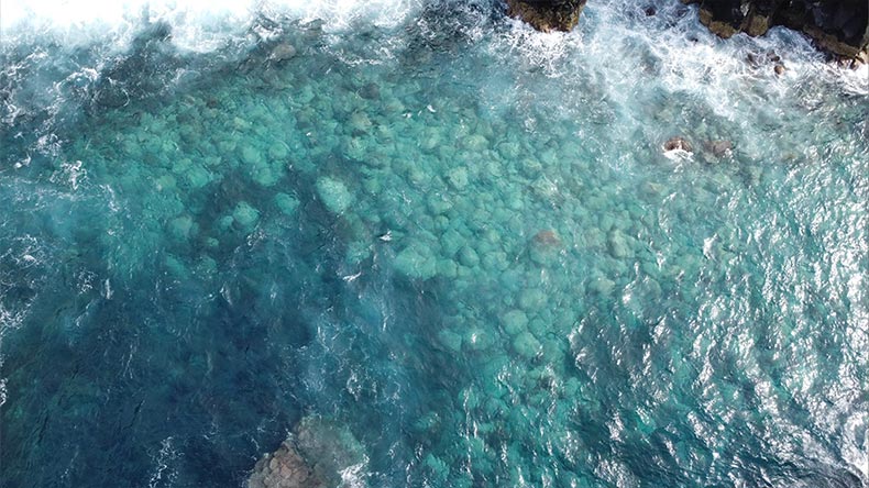 Blick von oben auf die Klippen Buraco de Sao Pedro