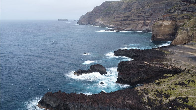 Blick auf die Klippen Buraco de Sao Pedro