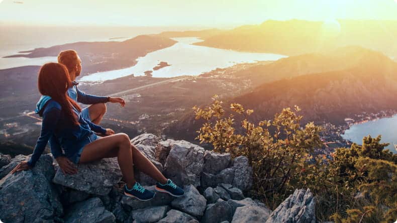 Paar genießt Sonnenuntergang mit Aussicht