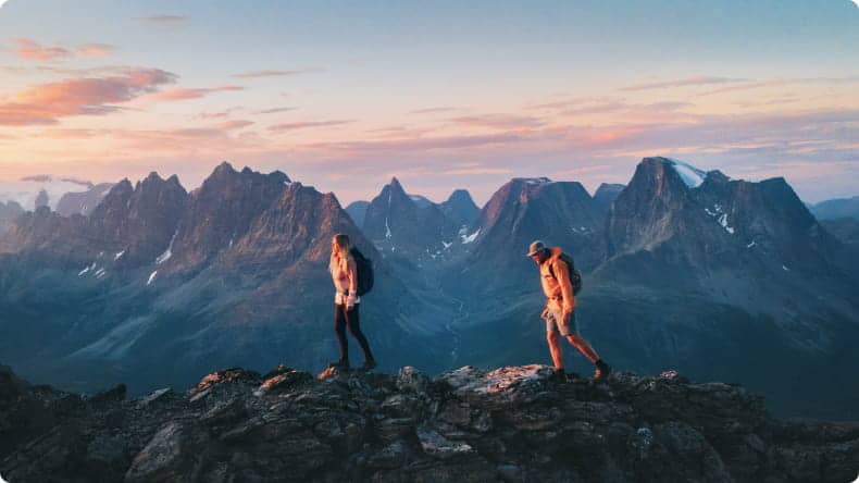 Paar läuft auf hohen Felsen