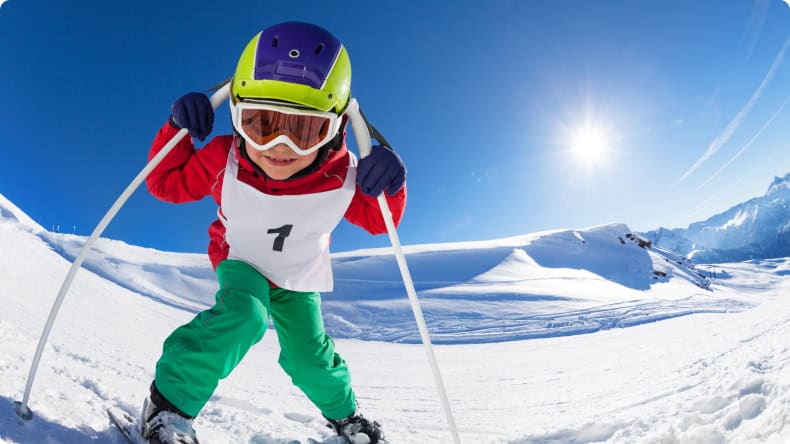 Kind beim Skifahren in der Sonne