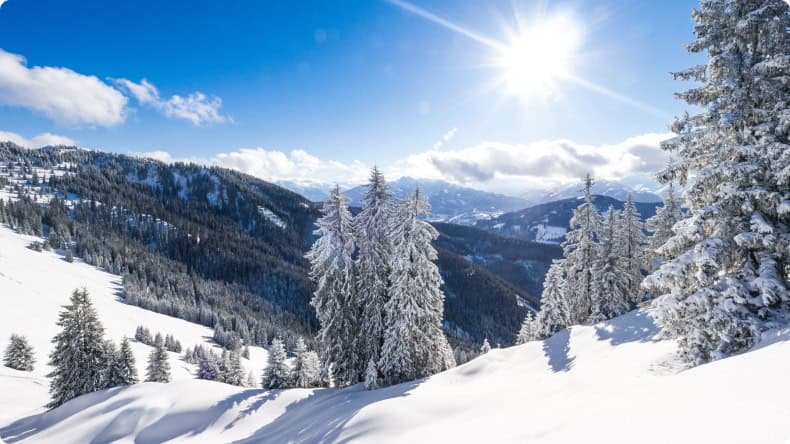 Schneebedeckte Alpen in Österreich