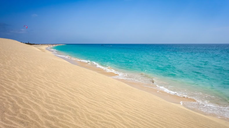 Der Strand Praia Preta auf der kapverdischen Insel Sal mit Düne.