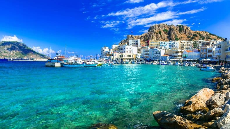 Blick auf die Hauptstadt Pigadia auf der Insel Karpathos