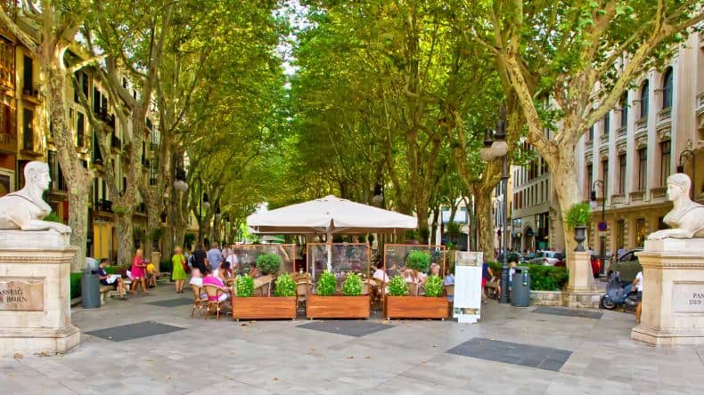 Blick auf grüne Gassen und breite Flaniermeilen