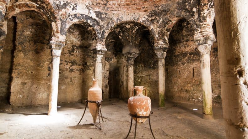 Blick auf das Innere der Arabischen Bäder mit zwei Tonschüsseln