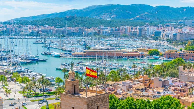 Blick auf den größten Hafen der Balearen mit Schiffen, Booten, Häusern und dem Hinterland