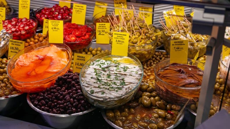 Ein Marktstand mit leckerem Anti-Pasti in der Markthalle Mercat de l’Olivar, Mallorca