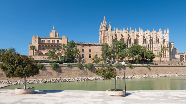 Blick auf den Palast la Almudaina neben der Kathedrale La Seu
