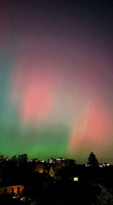 rosa-grüne Polarlichter über Hannover-Bothfeld, Deutschland