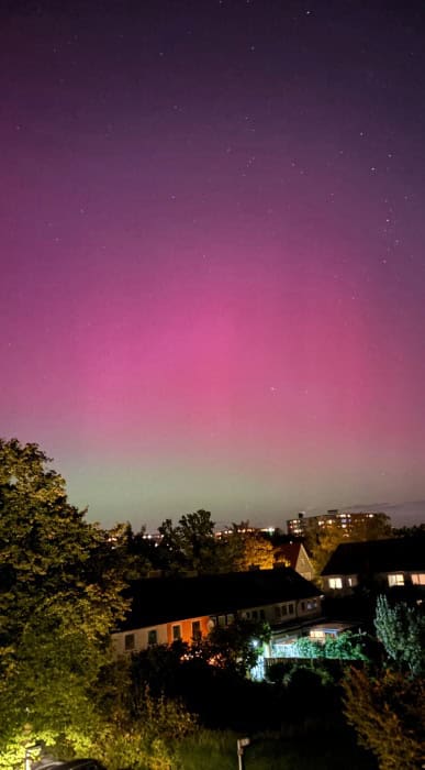 Violette-grüne Polarlichter über Hannover-Bothfeld, Deutschland
