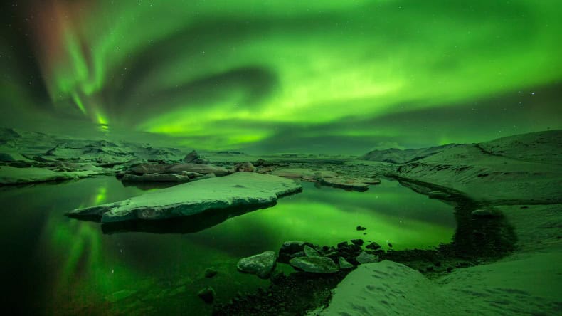 Grüne Polarlichter über der Gletscherlagune Jökulsárlón auf Island