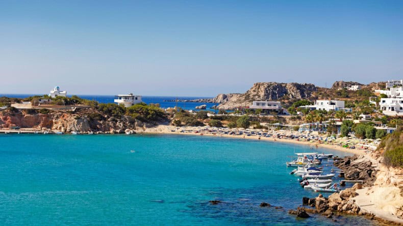 Die Bucht von Amoopi auf der Insel Karpathos in Griechenland mit Booten.