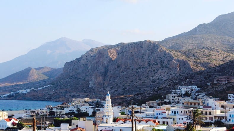 Blick auf das Dorf Arkasa mit den Berggipfeln im Hintergrund auf der griechischen Insel Karpathos.