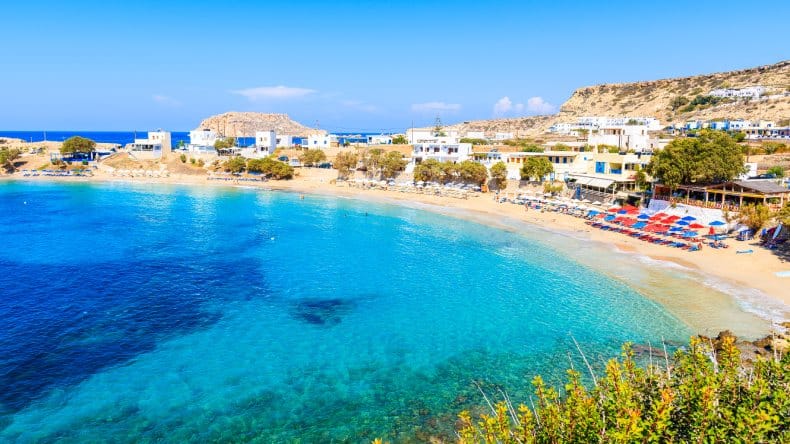 Blick auf den Strand von Lefkos auf der Insel Karpathos in Griechenland.