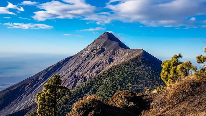 Blick vom Vulkan Acatenango auf den Fuego, Guatemala