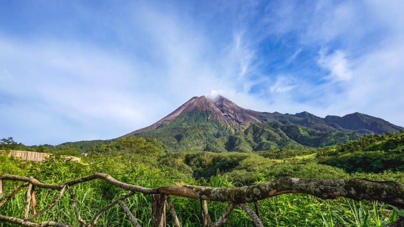 Blick auf den majestätischen Mount Merapi, Indonesien