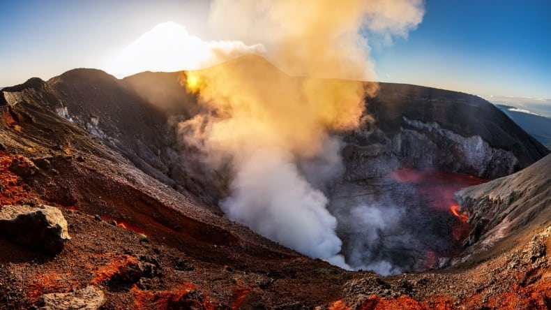 Blick auf Lava und Dampf im Krater des Vulkans Nyiragongo im Virunga-Nationalpark in der Demokratischen Republik Kongo, Afrika