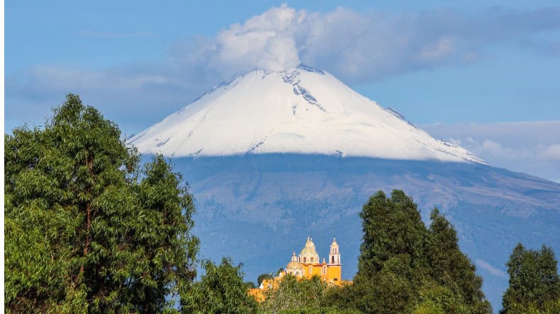 Blick auf den Popocatépetl und Cholula Kirche, Mexiko
