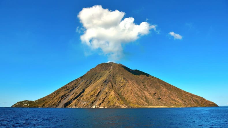 Blick auf den Vulkan Stromboli, Italien