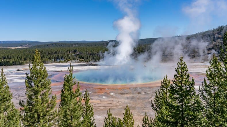 Blick auf den Aussichtspunkt Grand Prismatic Spring, Yellowstone-Nationalpark