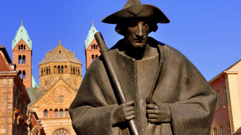 Statue Jakobspilger mit Speyer Dom im Hintergrund