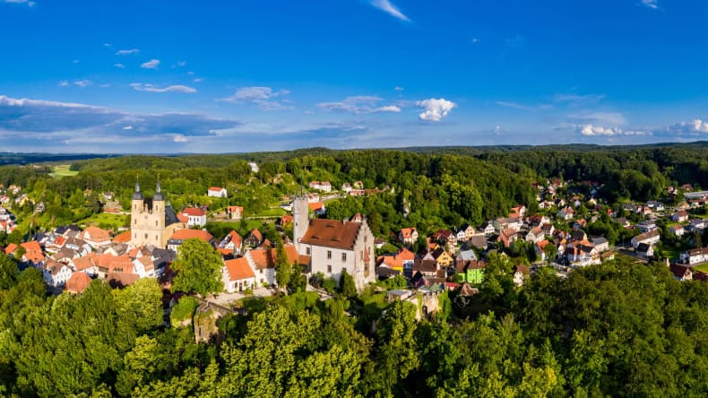 Fränkische Schweiz, Blick auf eine Stadt, Bäume