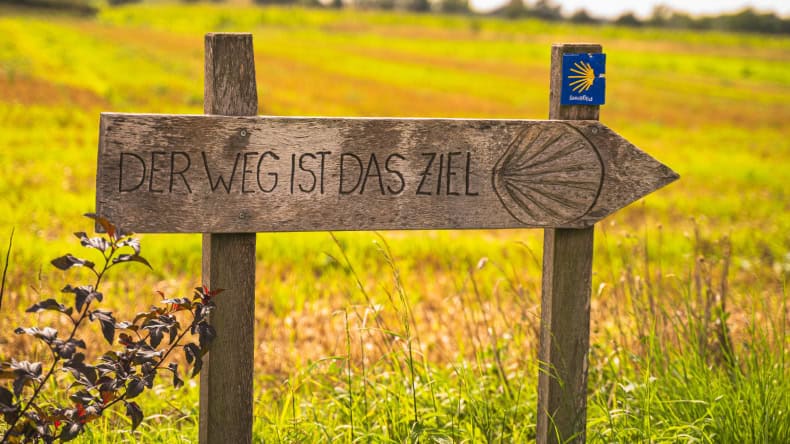 Schild am Wegesrand: "Der Weg ist das Ziel"