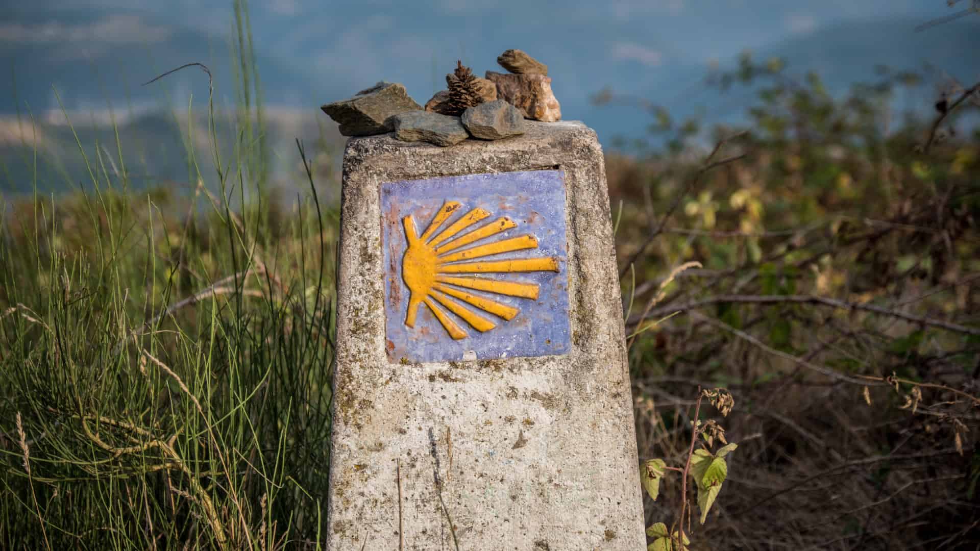 Jakobsweg Kennzeichnung, gelbe Muschel, blauer Hintergrund