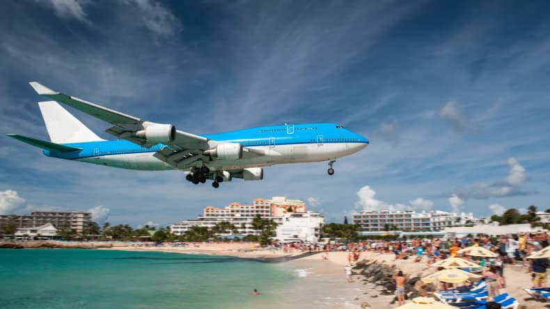 Flugzeug im Landeanflug direkt über dem Strand auf Saint Martin in der Karibik
