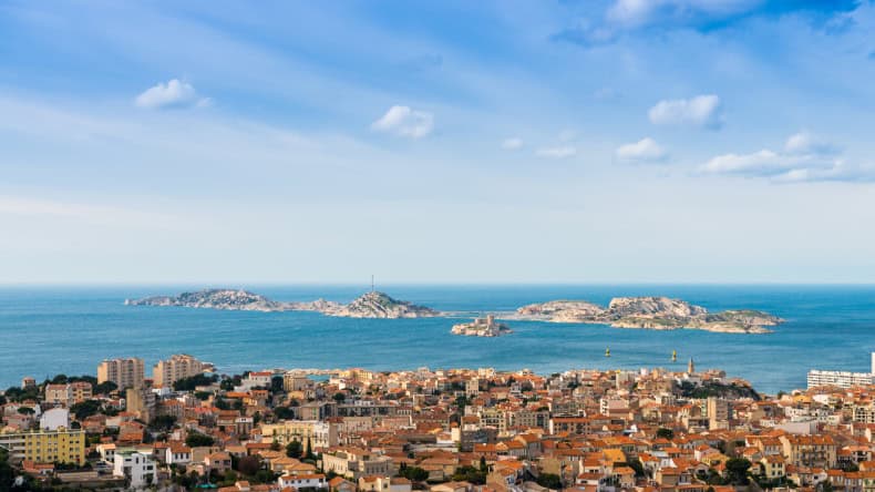 Blick über Marseille auf Îles du Frioul, Meer