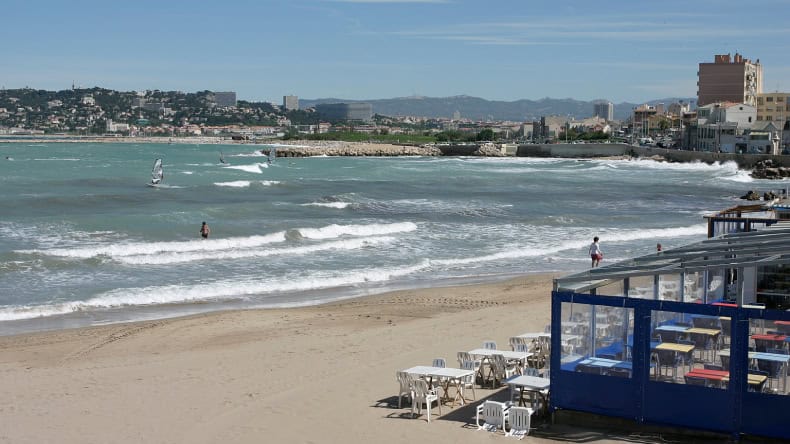 Plage de la Pointé Rouge, Strand, Meer, Restaurant am Strand, Stadt im Hintergrund