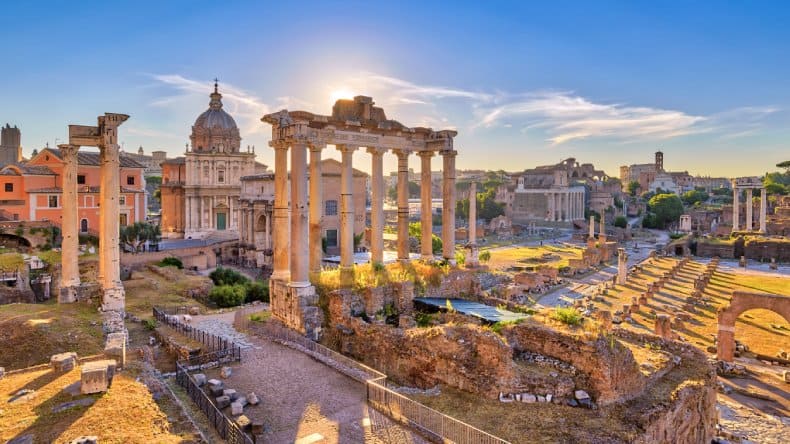 Blick bei Sonnenuntergang auf das Forum Romanum, Italien