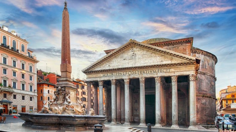 Blick auf das Pantheon an der Piazza della Rotonda, Rom, Italien