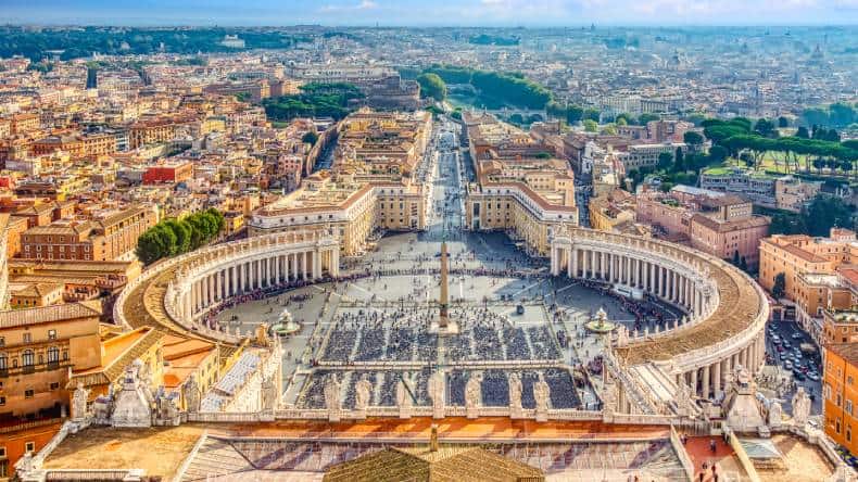 Blick auf Rom, im Vordergrund der Petersplatz mit Petersdom, Italien
