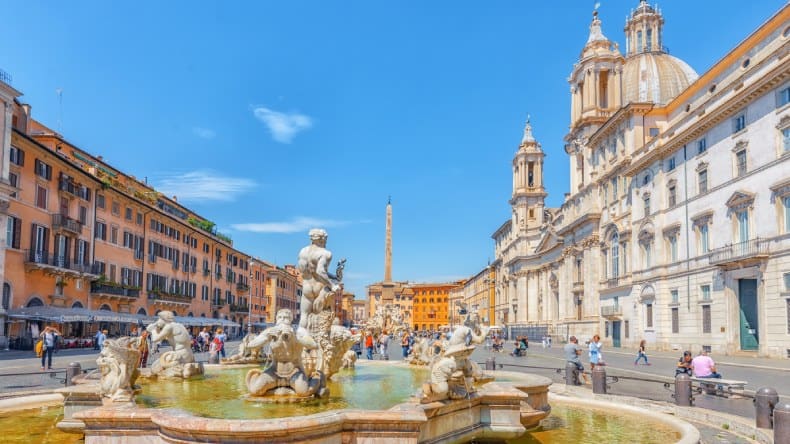 Blick auf einen Springbrunnen an der Piazza Navona, Rom, Italien