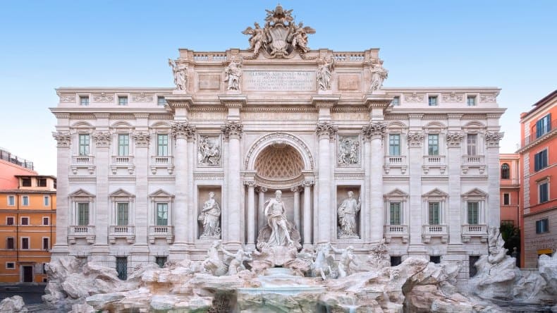 Blick auf den prächtigen Trevibrunnen und Gebäude, Rom, Italien