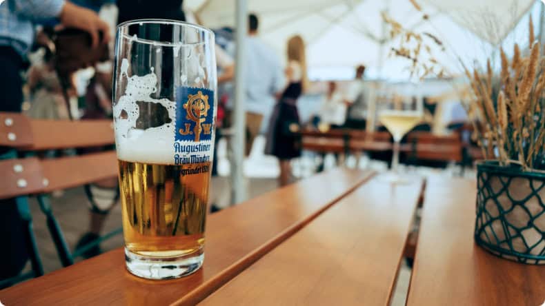 ein Glas Bier auf einem Holztisch