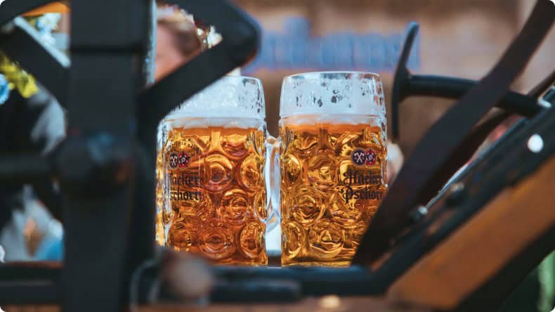 Zwei Gläser Bier stehen auf einem Tisch