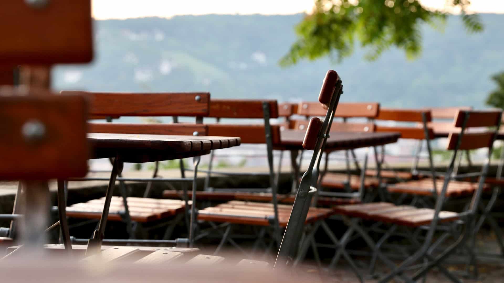 Biergarten mit Tischen und Stühlen